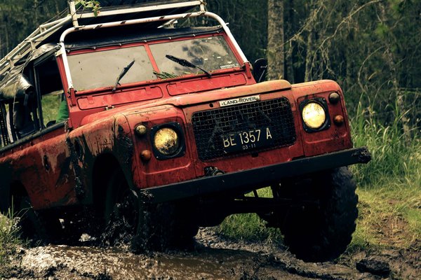 How to Properly Maintain the Suspension System of a Land Rover Defender for Optimal Off-Road Performance?